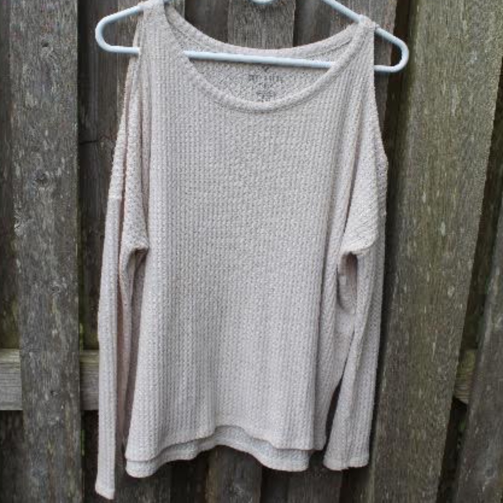 American Eagle long sleeve no shoulder shirt